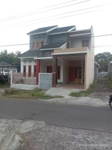 Rumah 2 Lantai Pinggir Jalan Dekat UMY,Kota