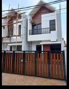 Rumah baru 2 lantai 1 km toll di jatiwarna Bekasi