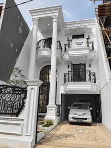 Rumah Baru 3 Lantai 163 M2 Kolam Renang di Jagakarsa Jakarta Selatan