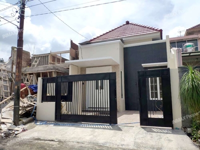 Rumah baru minimalis lokasi strategis di Bantaran Lowokwaru hos7794361