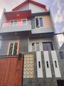 Rumah Baru SPLIT LEVEL 3 LANTAI di Cilangkap Cipayung Jakarta Timur