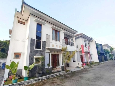 Rumah Dalam Perumahan Dekat Amplaz Sorowajan