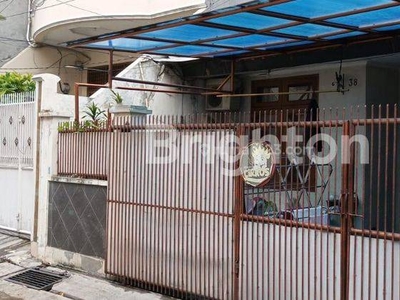 RUMAH DURI KEPA, 2 LANTAI, 4 KT, 4 AC, 1 CARPORT, ROW JALAN 1 MOBIL LEWAT