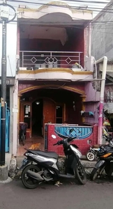 Rumah pinggir jalan masuk mobil