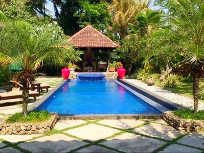 Rumah Villa Kolam Renang Tanah Luas 3000