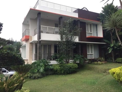 Rumah Villa Modern Dan Luas Dago Resort Bandung