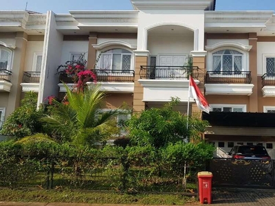 Rumah with Swimming pool disewakan di raffles hills