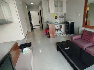 Sewa Apartemen Cosmo Residence 2 Bedroom Lantai Tinggi Full Furnished