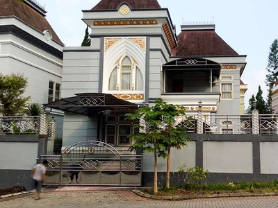 Villa Mewah 2 Lantai di Villa Kota Bunga Full Furnished