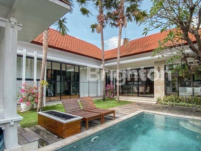 Villa mewah dengan model klasik modern style bali Hanya 1km dari Berawa Beach
