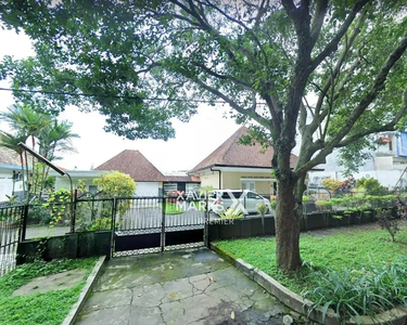Dijual Rumah Tengah Kota di Lokasi Komersial, Jl. Dr. Sutomo, Malang