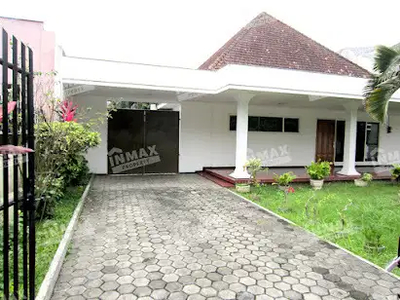Rumah Gaya Kolonial Luas Disewakan di Jalan Panderman Malang