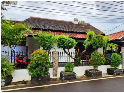 RUMAH MEWAH DI KOMPLEK PONDOK KOPI