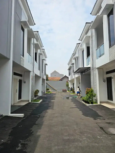 Dijual Rumah 2.5 Lantai di Sayap Sudirman