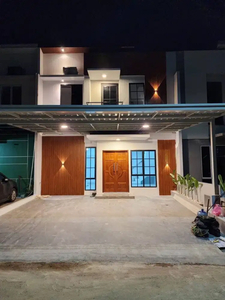 Dijual Rumah Cantik 2 Lantai full Renovasi di Beverly Green