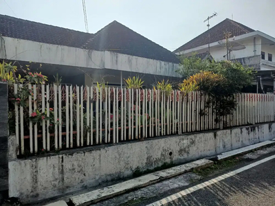 Dijual Rumah Klasik Siap Huni Terawat di Jalan Semangka, Klojen Malang
