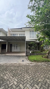Murah!! Luas 236 m2 cuma 3M-an Dijual Rumah Semi Furnished Depan Taman Royal Residence Wiyung-Surabaya Barat