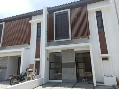Rumah Baru 2 Lantai Siap Huni Royal Paka Gunung Anyar dekat UPN