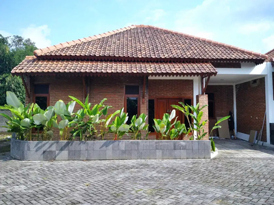 RUMAH JOGJA DESAIN LIMASAN JAWA ADA KOLAM RENANG