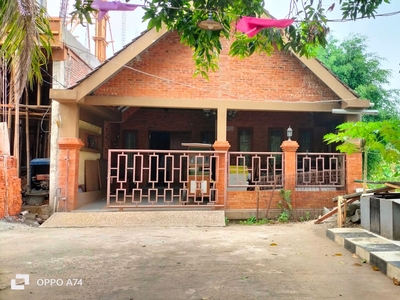 Dijual Rumah Lokasi Strategis dengan Tanah Luas @Pondok Kacang Ti