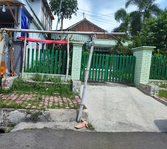 Rumah Pinggir Jalan Raya Kota Jember Strategis