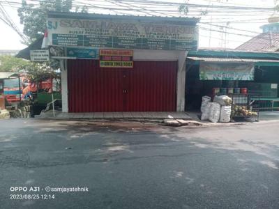 Toko Depan gapura kecamatan pewira