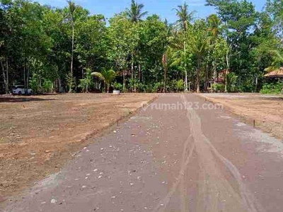 100 Jutaan, Lokasi Timur Bandara Yia