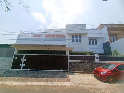 Dijual Rumah Super Luas Dengan 6 Kamar Tidur, di Bukit Dieng, Malang