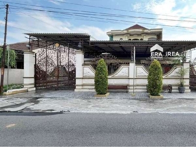 Jual Rumah Mewah 3 Lantai di Jombor, Sukoharjo Kota Ada Kolam Renang