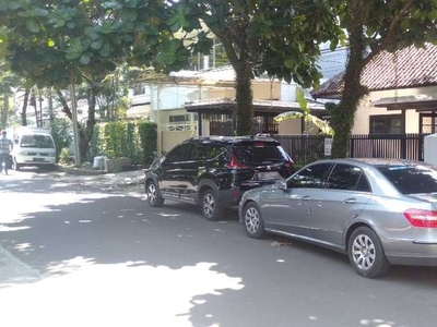 Kontrak / Sewa Rumah cocok utk Kantor Sayap Jalan Riau Anggrek
