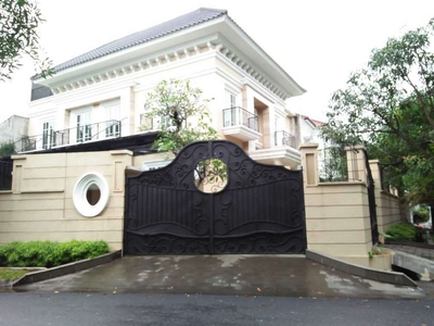 Rumah 3 Lantai Semi Furnished di Senayan View SCBD