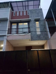 Rumah Bagus 2,5 Lantai Di Tanjung Duren, Jakarta Barat.(Kode rmrg1016)