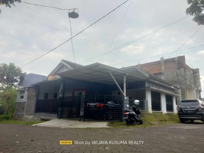 RUMAH HOOK BISA PARKIR 2 MOBIL DEKAT ROXY TRANSMART UIN JEMBER