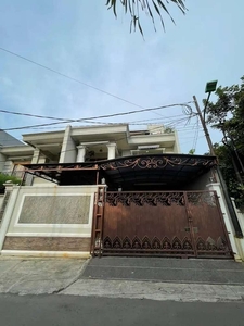 Rumah Mewah Siap Huni Ada Kolam Renang Pribadi di Duren Sawit