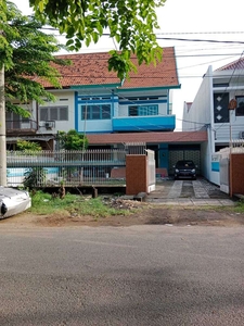 Rumah Pusat Kota di Jalan Raya Comal, Raya Darmo Surabaya