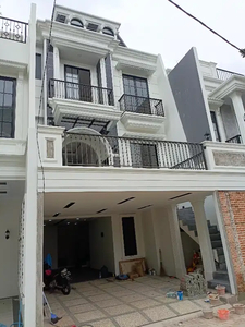 Dijual Rumah 3.5 Lantai Siap huni Di Jalan Utama Jagakarsa