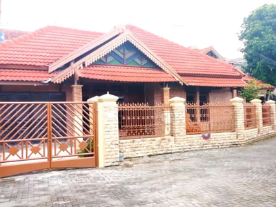 Disewakan rumah besar di depom sleman