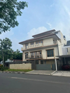 Rumah 4 Lantai di Taman Villa Meruya Jakarta Barat Semi Furnished