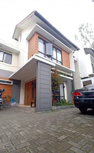 Rumah cantik terawat full furnished di lembang