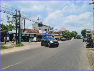 Tepi Aspal Tanah di Imogiri Barat Dekat Pak Pong Jogja