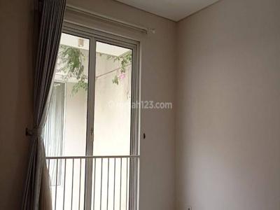 2 Unit Rumah Gandeng , 3 Lantai , Bagus , Semi Furnished , Area Kuningan Jakarta Selatan