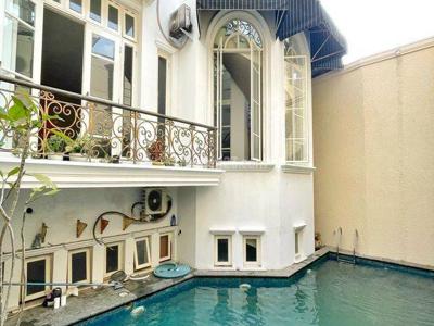 Rumah Klasik Modern 2 Lantai Bagus Dan Fully Furnished di Tulodong Kebayoran Baru