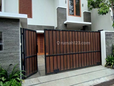 Rumah Cantik 2 Lantai Siap Huni Di Kemang Utara,kemang