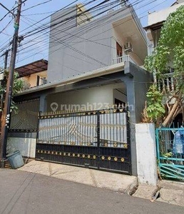 Rumah Minimalis 3 Lantai di Kayu Putih, Jakarta Timur