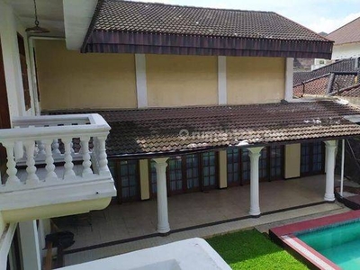 Disewakan rumah klasik bertema tropis di Setra sari