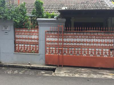 Dijual Turun Harga!! Rumah Besar 2.5 lantai di Gudang Peluru Jaka