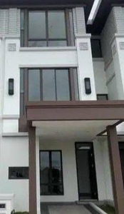 Rumah baru dgn 3 lantai model Jepang disewakan di Lavon Swancity. Tangerang