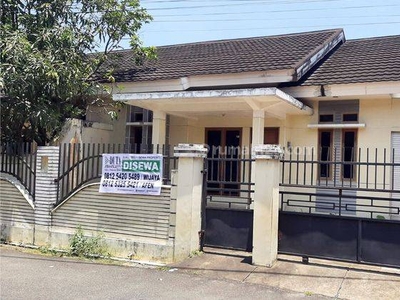 Rumah Dengan 4 Kamar Tidur, Berlokasi di Jl. Purnama Siap Huni