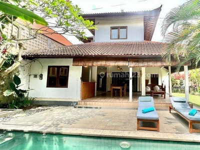 Beautiful Villa 3 Bedrooms Fully Furnished At Strategic Area of Canggu - Bali
