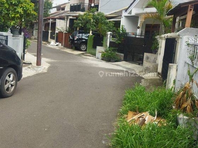 DISEWAKAN RUMAH KECIL ASRI TENGAH KOTA STRATEGIS